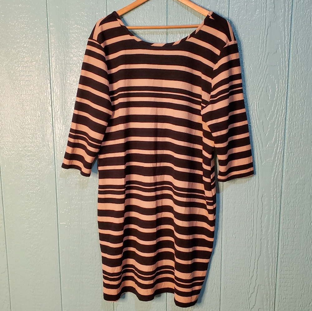 ♥️ 3/$30 DG NY Stripe Black & tan half sleeve bodycon stretch Size 3X